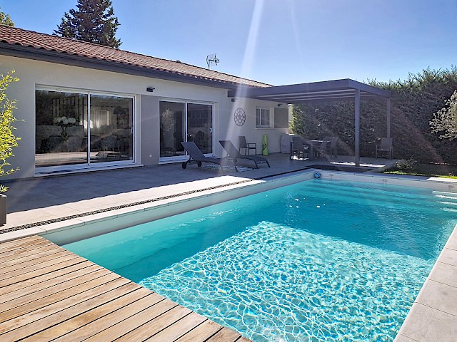 Maison Pujaut 6 pièce(s) 203 m2 habitables plus garage sur une parcelle de 1022 m² avec piscine.