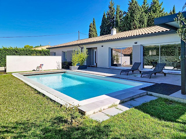 Maison Pujaut 6 pièce(s) 203 m2 habitables plus garage sur une parcelle de 1022 m² avec piscine.