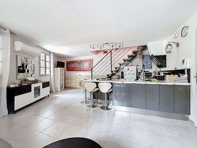 Duplex de  95.92 m2 avec Terrasse et Double Garage , Coeur Historique d'Avignon