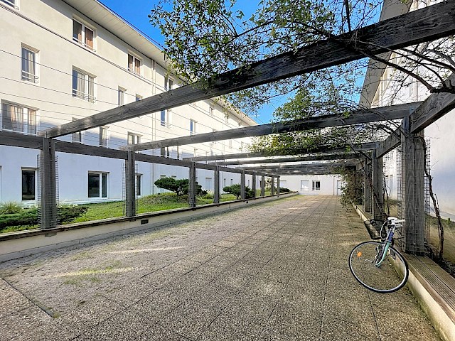 A VENDRE à AVIGNON FACE REMPARTS ( 84000 ) : APPARTEMENT 4 pièces - TERRASSE - PARKING - RESIDENCE RECENTE