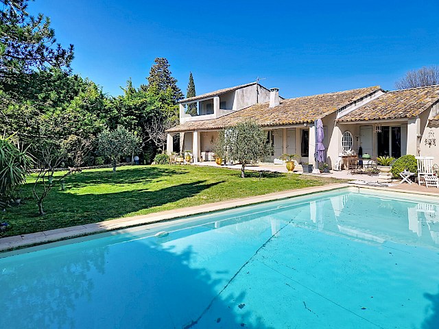 Maison  7 pièce(s) 190 m2 habitables  plus garage  sur 1433 m² de terrain avec piscine.