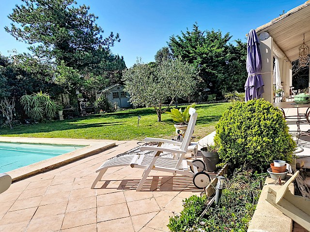 Maison  7 pièce(s) 190 m2 habitables  plus garage  sur 1433 m² de terrain avec piscine.