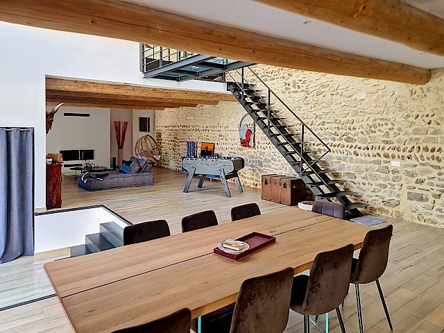 Maison de village Domazan 5 pièce(s) 217 m2 habitables sur 393 m² de terrain avec piscine.