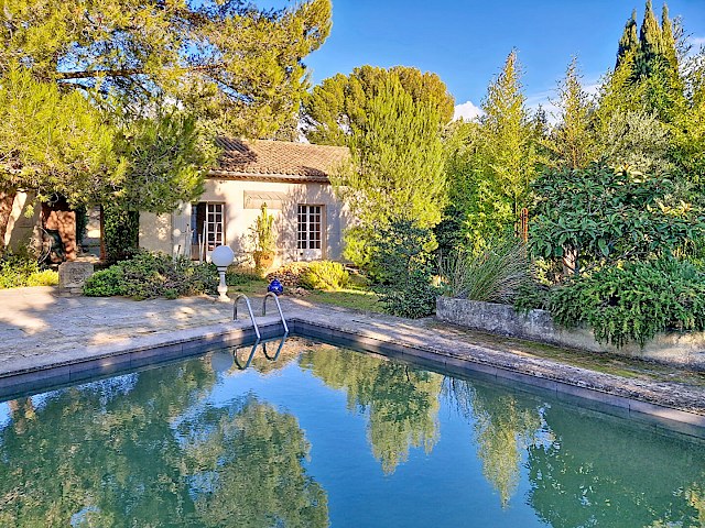 Maison Villeneuve Les Avignon 5 pièce(s) 175 m2 suer 1088 m² de terrain avec piscine