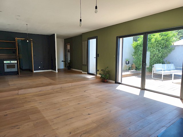 Maison Pujaut 4 pièce(s) 147 m2 de plain-pied sur une parcelle de 934 m² avec piscine et pool-house
