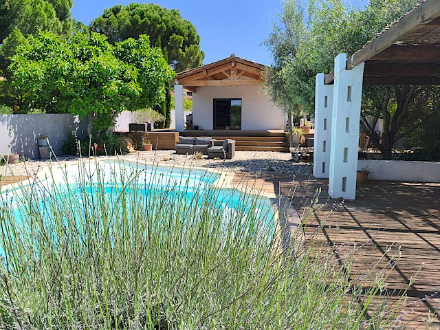 Maison Pujaut 4 pièce(s) 147 m2 de plain-pied sur une parcelle de 934 m² avec piscine et pool-house