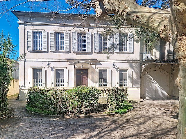 Demeure de prestige Avignon 9 pièce(s) 265 m2 plus garage et dépendances sur 1530 m² de terrain.