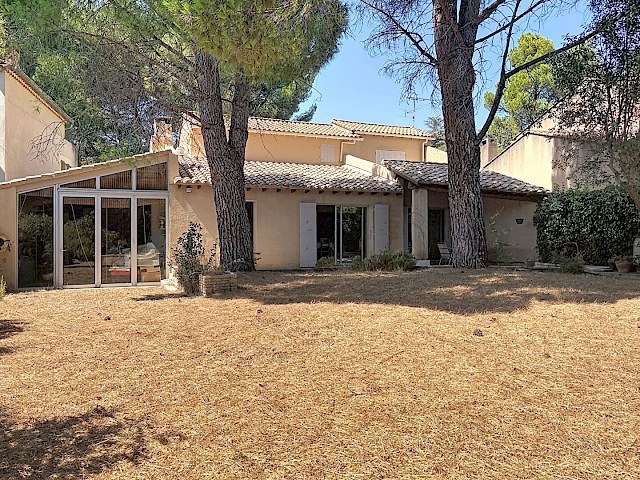 Les Angles. Maison pleine de charme avec jardin et grand garage