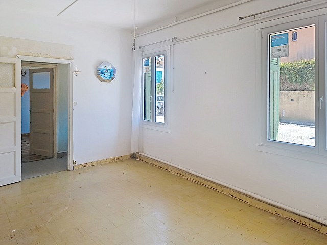Maison Roquemaure 5 pièce(s) 112.09 m2 avec jardin de 112 m²  et place de parking privative.