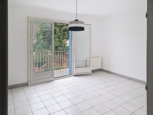 Proche centre historique Appartement Villeneuve Les Avignon 4 pièce(s) 76.15 m2 plus balcon et cave de 30 m².