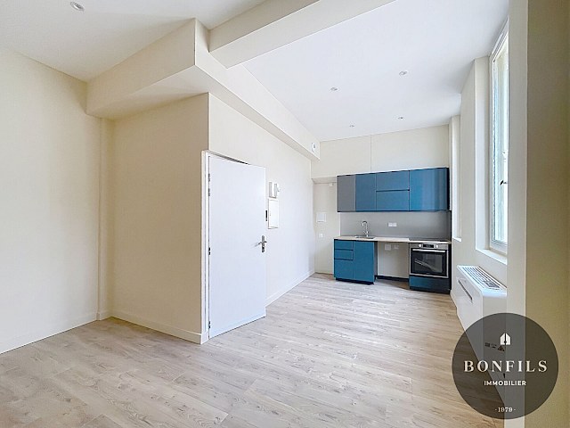A LOUER AVIGNON INTRA MUROS (84000): charmant appartement 2 pièces rénové et climatisé !