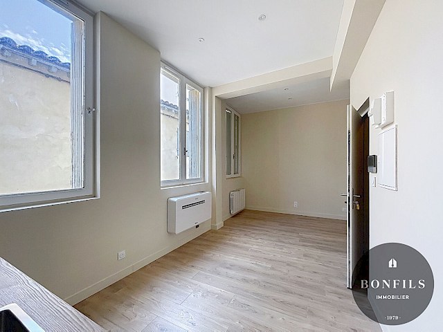 A LOUER AVIGNON INTRA MUROS (84000): charmant appartement 2 pièces rénové et climatisé !