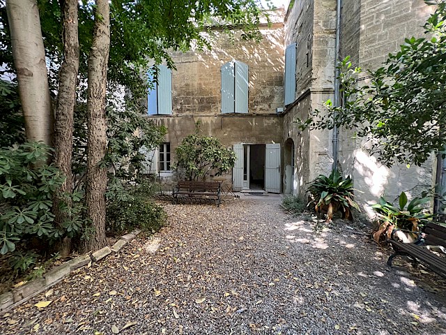 A LOUER AVIGNON INTRAMUROS (84000) : charmant et rare T2 meublé - rez-de-jardin - secteur palais des papes