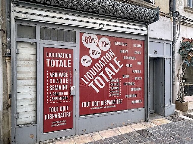 A LOUER AVIGNON INTRAMUROS (84000) : local commercial - rue des fourbisseurs