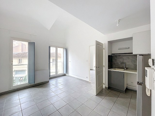 A LOUER AVIGNON (84000)-RUE JOSEPH VERNET - T2 avec ascenseur - non meublé