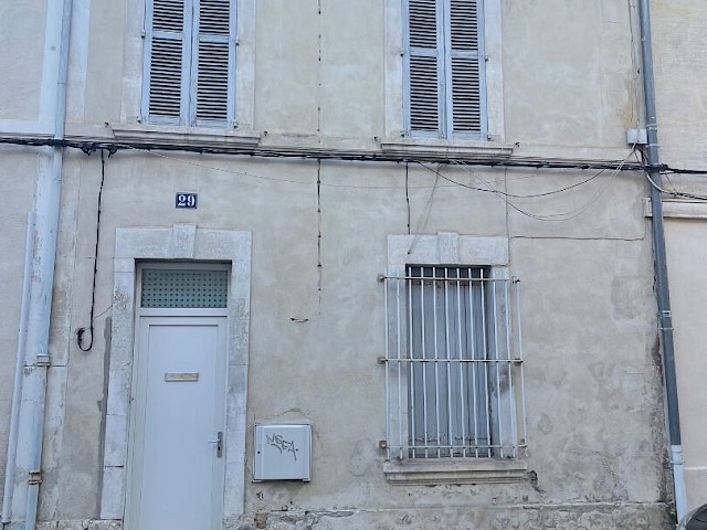 Avignon, maison de ville intra muros avec jardin de  81m2
