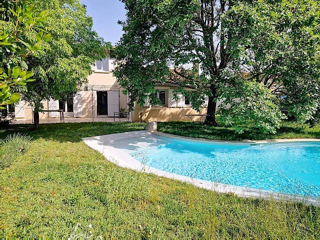 Maison Centre Historique Villeneuve Les Avignon 7 pièce(s) 177 m2 sur un terrain de 922 m² avec piscine.