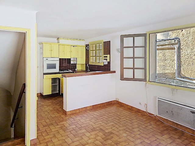 Maison Lirac 3 pièce(s) 80 m2 sur 3 niveaux à rafraîchir.