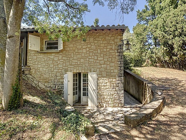 Maison Plain-pied de 132 m² avec dépendances sur 1887 m² de terrain avec piscine.