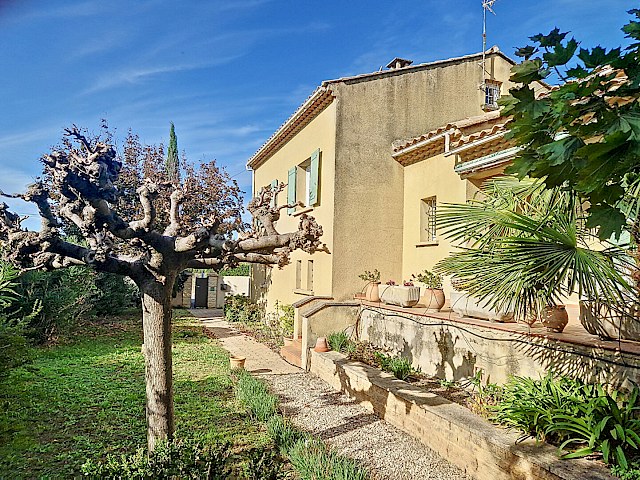 Maison Les Angles 5 pièce(s) 127 m2 plus garage sur 584 m² de terrain.