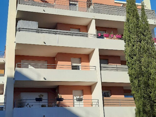 A louer Avignon extra-muros (84000 ) : T3 vide - terrasse - 1 place de parking - 1 garage fermé - 824.45 CC