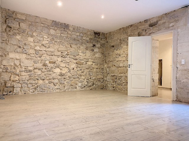 VENTE : appartement F2 avec cour à AVIGNON intra-muros