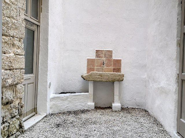 VENTE : appartement F2 avec cour à AVIGNON intra-muros