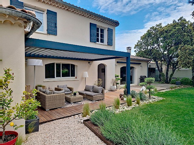 Maison Villeneuve Les Avignon 6 pièce(s) 199 m2 habitables plus garage et pool house sur 1000 m² de terrain avec piscine.