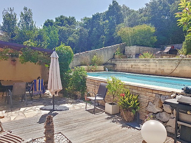 Maison Villeneuve Les Avignon 5 pièce(s) 123 m² sur 644 m² de terrain avec piscine.