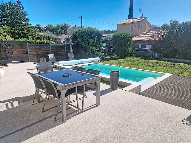 Maison Les Angles 5 pièce(s) 112 m2 plus garage sur 552 m² de terrain avec piscine.