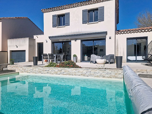 Maison Les Angles 5 pièce(s) 112 m2 plus garage sur 552 m² de terrain avec piscine.