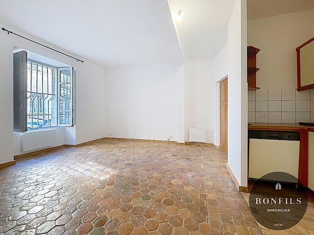 A LOUER AVIGNON INTRA MUROS (84000) : charmant T2 rénové en RDC - rue vieneuve