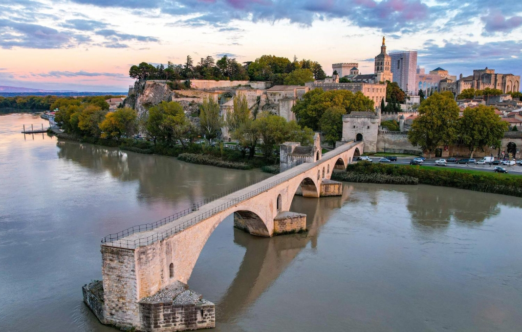 Vue-du-Pont-dAvignon-et-du-Palais-des-Papes-par-drone-1920x960