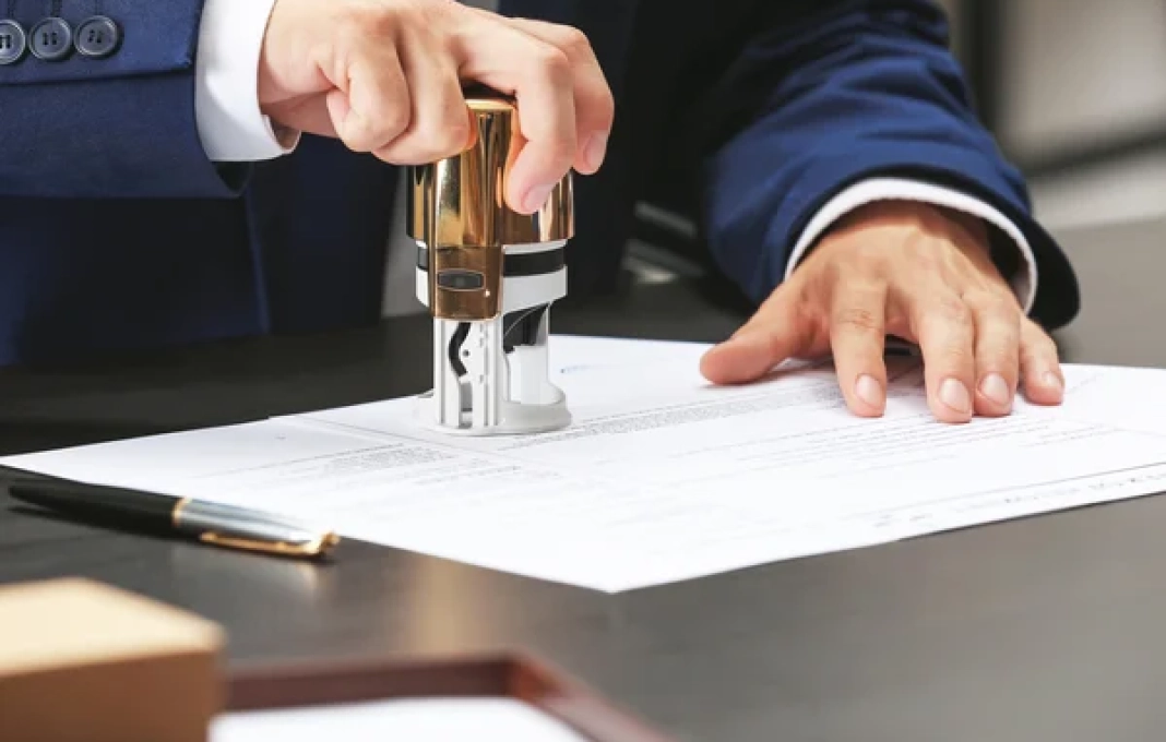 depositphotos_123435342-stock-photo-notary-public-in-office