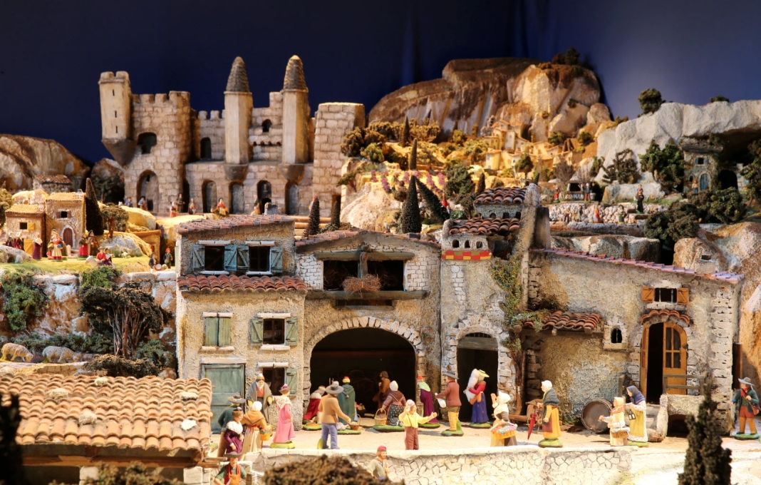 la-creche-d-avignon-est-desormais-installee-a-l-eglise-des-celestins-place-des-corps-saints-1417904087