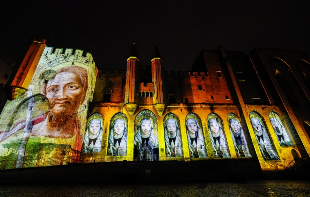 le-grand-mix-a-avignon-un-son-et-lumiere-realise-par-le-bureau-de-creation-lyonnais-inook-a-illumine-le-palais-des-papes-photo-le-dl-christophe-agostinis-1766257602