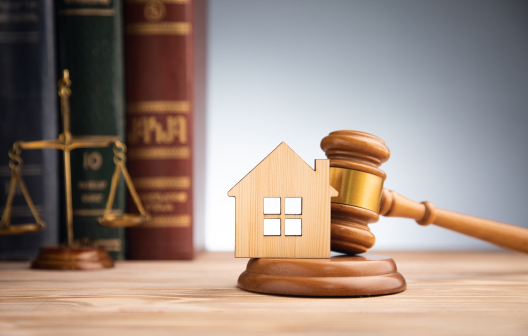 Judge,Auction,And,Real,Estate,Concept.,House,Model,,Gavel,And