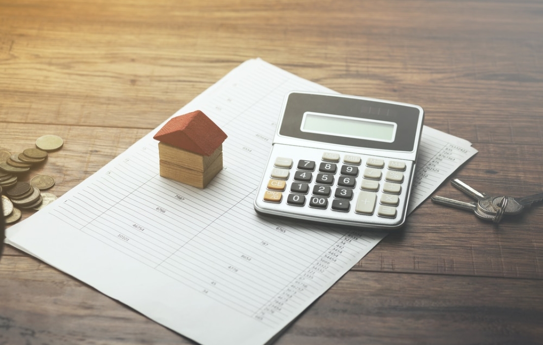 House,calculator,And,Key,On,Document